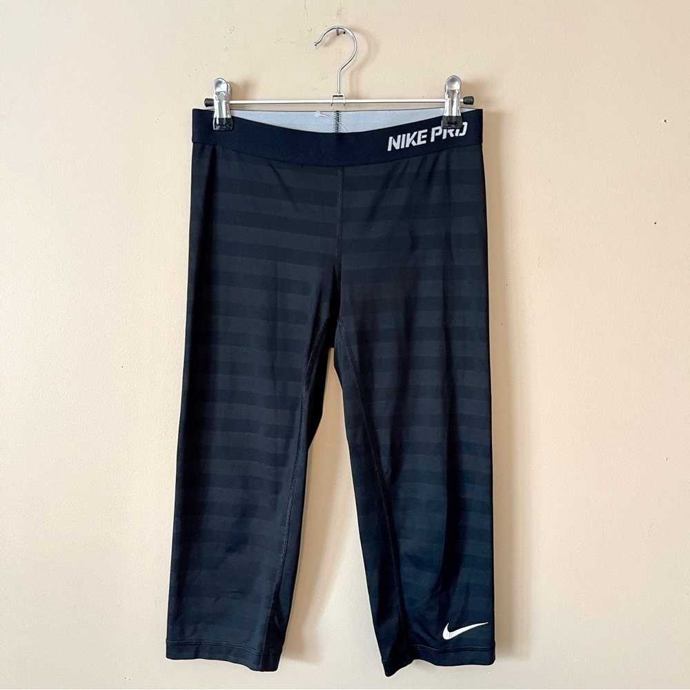 NIKE PRO | Black Monocromatic Stripe Capri Leggings Sz S